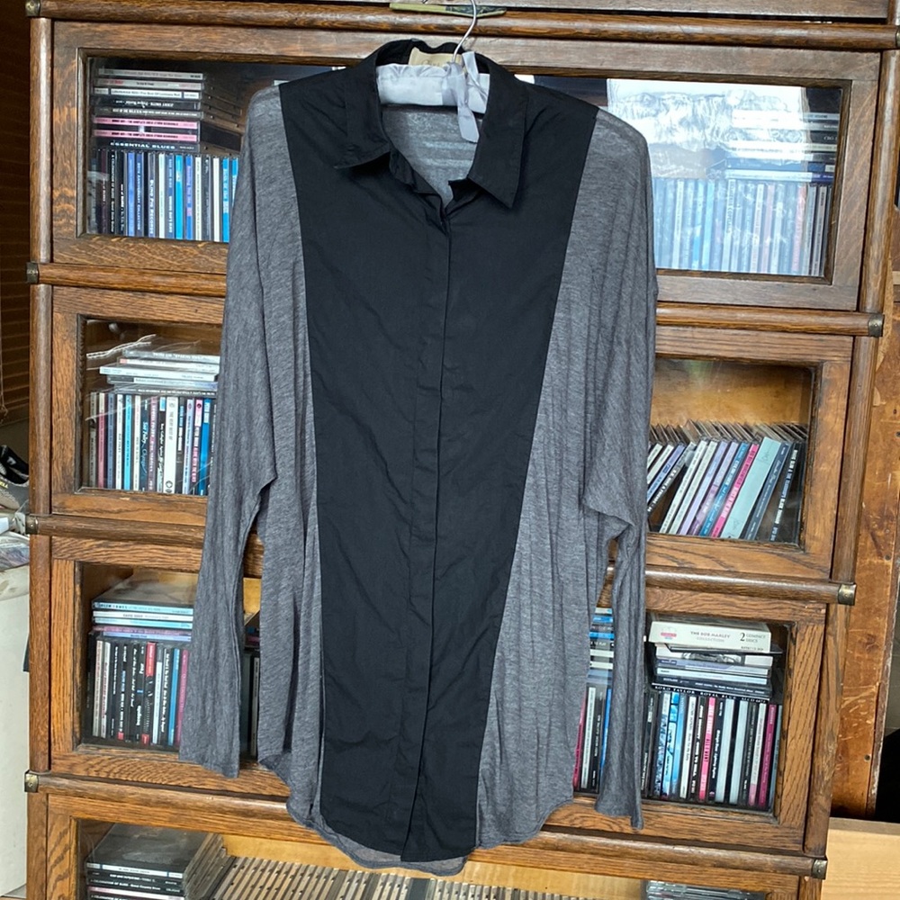 OLIVE OLIVIA Unique Black/Variegated Grey Button-Down Shirt Size Medium